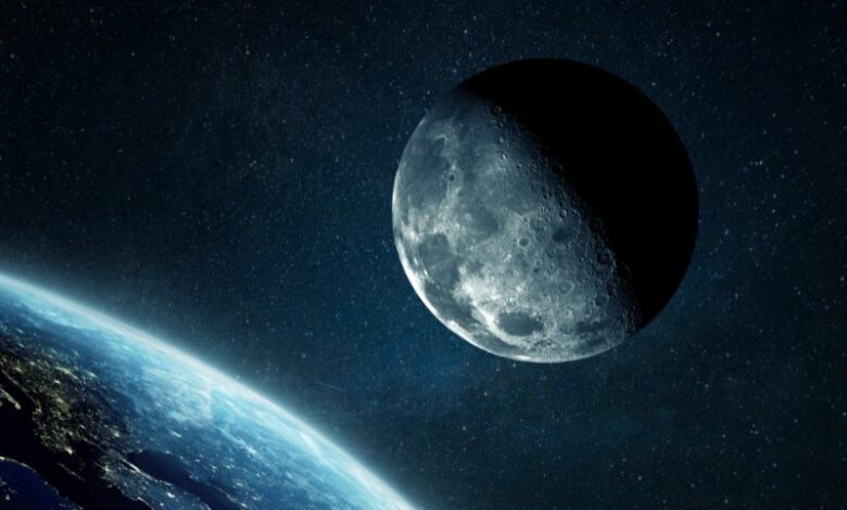 la lune s'éloigne de la terre bg
