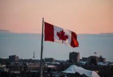 la feuille d'érable sur le drapeau du canada
