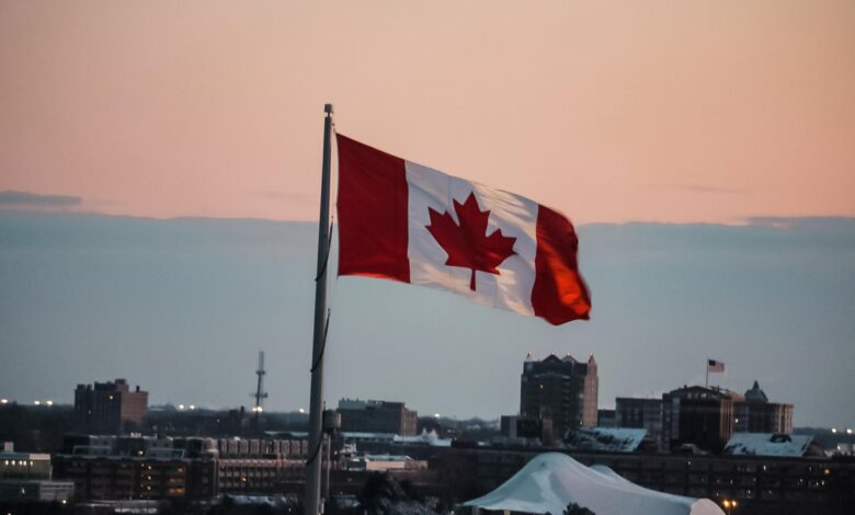 la feuille d'érable sur le drapeau du canada