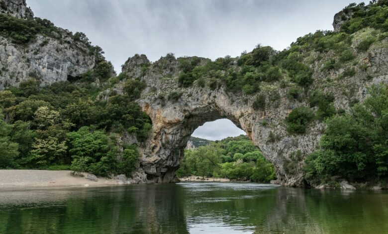 les gorges de l'Ardèche : le pont d'Arc