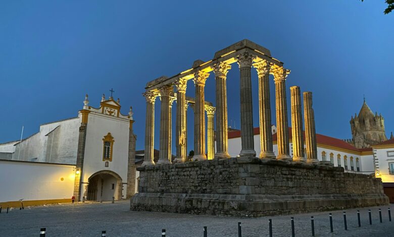 le temple romain d'évora au portugal