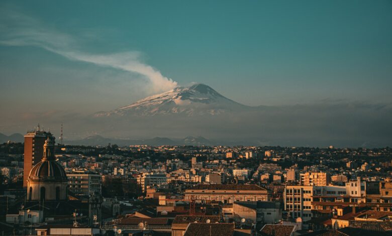 La ville de Catane est installée au pied du volcan Etna