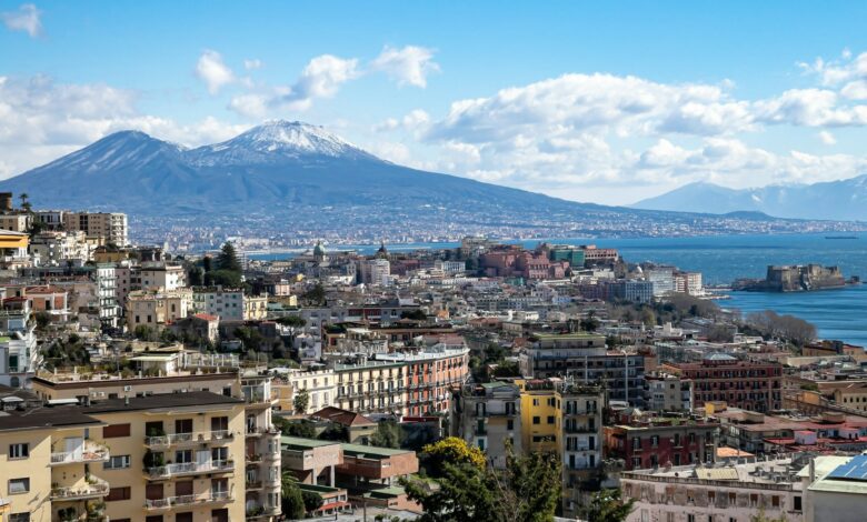 Naples une ville volcanique à proximité du volcan Vésuve.